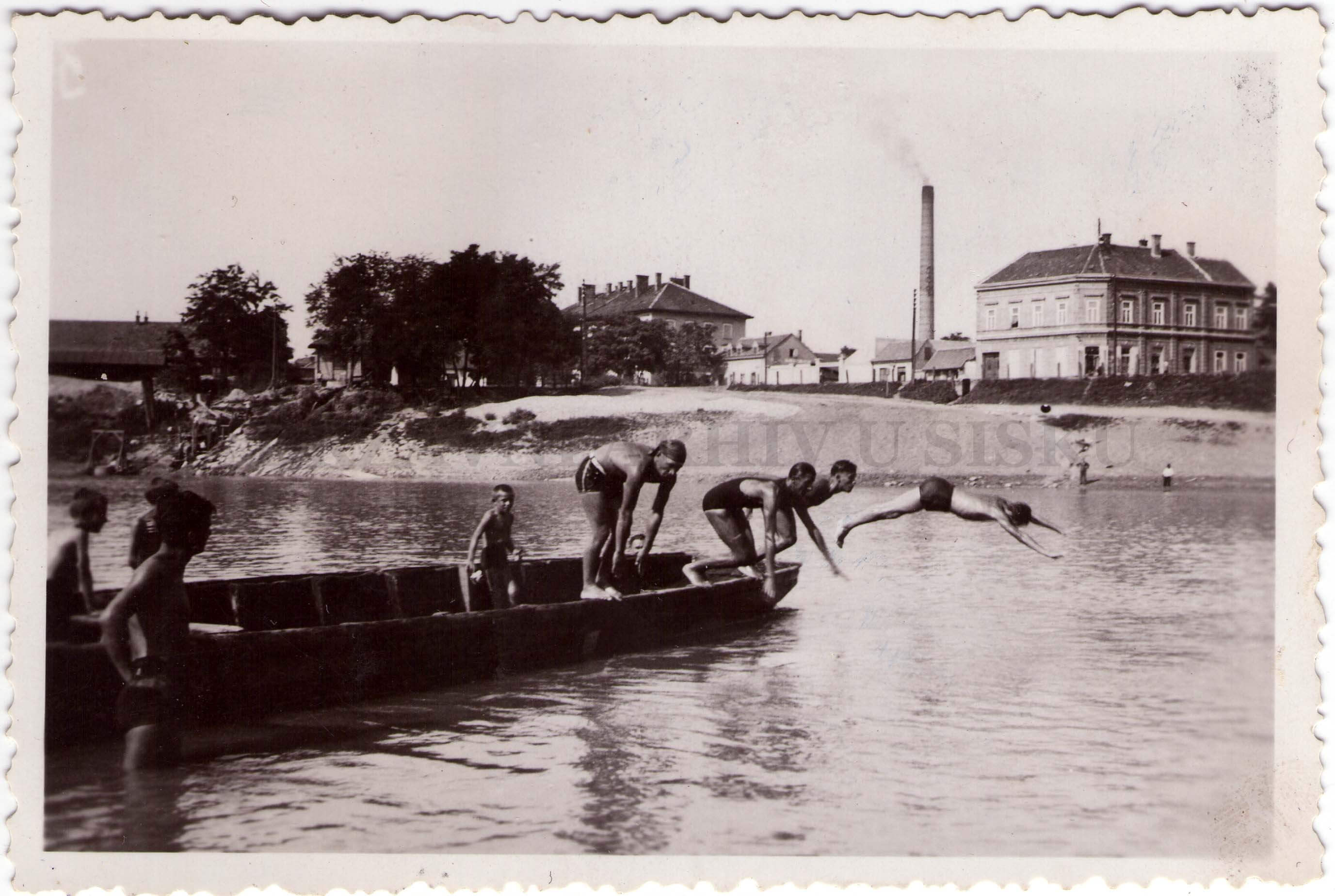 Kupači na Kupi u Sisku sa čamcima i sandolinama, oko 1930. g.